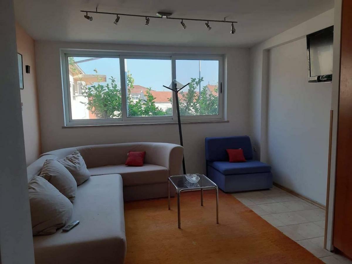 Apartman Lucija โตรกีร์ ภายนอก รูปภาพ