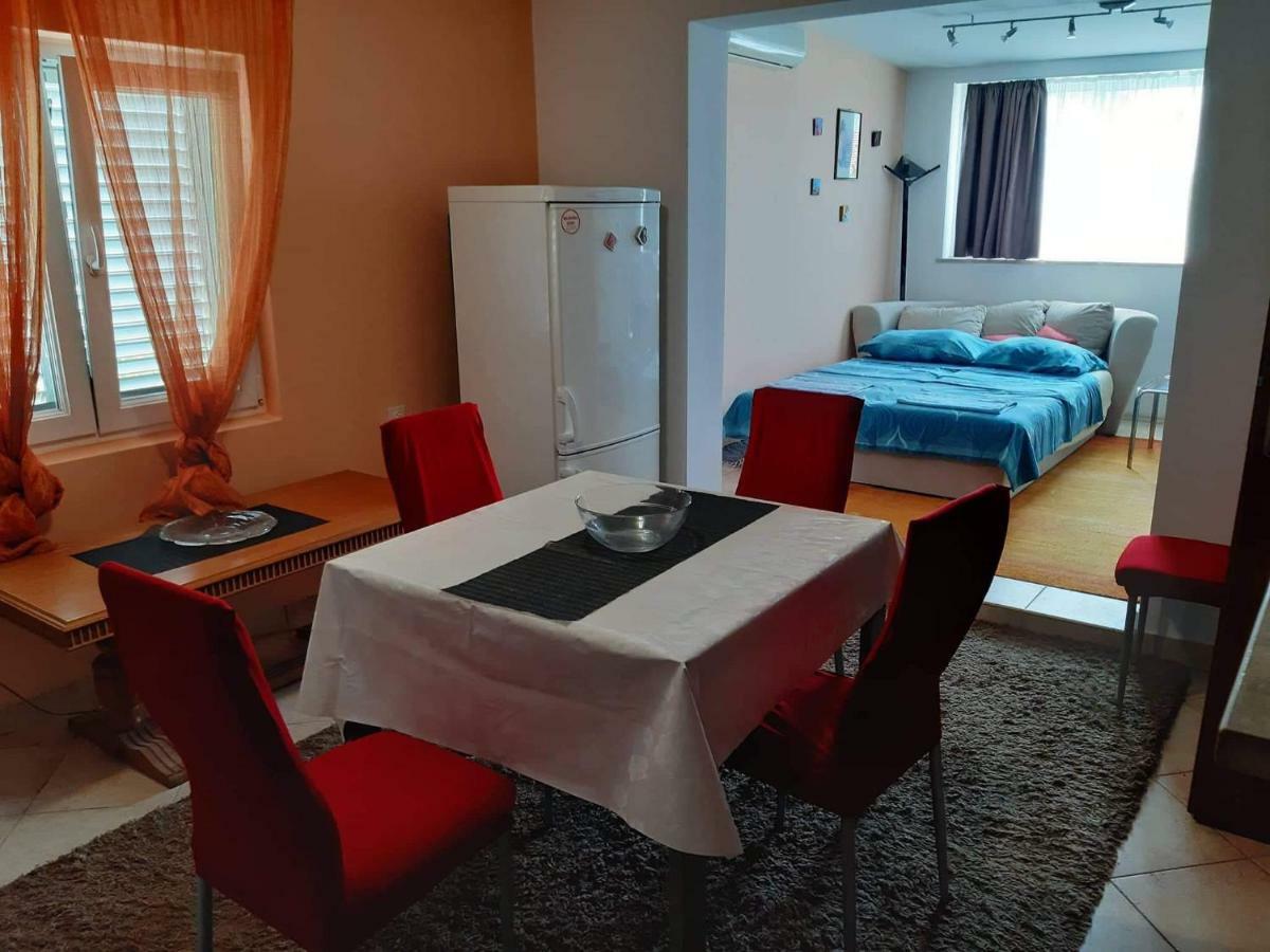 Apartman Lucija โตรกีร์ ภายนอก รูปภาพ